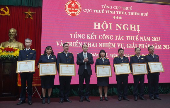 Ông Phan Quý Phương tặng bằng khen cho các tập thể hoàn thành xuất sắc nhiệm vụ năm 2023