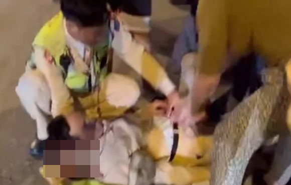 CSGT bị thương sau khi nam sinh đi xe máy tốc độ cao tông trúng. Ảnh: CTV