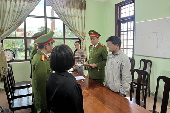 Cơ quan chức năng đọc lệnh bắt tạm giam đối với Đào Xuân Hùng.