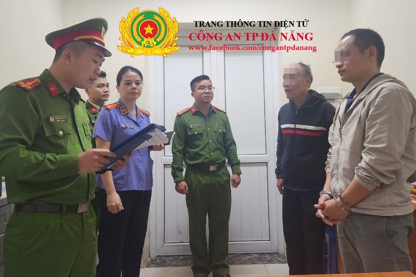 Cơ quan Cảnh sát điều tra tống đạt các quyết định đối với Nguyễn Văn Nam. Ảnh: Công an TP Đà Nẵng.