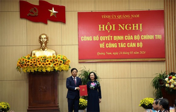 Bà Trương Thị Mai, Ủy viên Bộ Chính trị, Thường trực Ban Bí thư, Trưởng Ban Tổ chức Trung ương, trao quyết định của Bộ Chính trị cho ông Lương Nguyễn Minh Triết. 