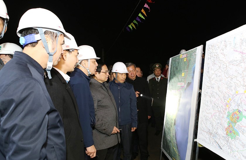 Thủ tướng Chính phủ thị sát công trường dự án đường dây 500 kV mạch 3 đưa điện ra Bắc.