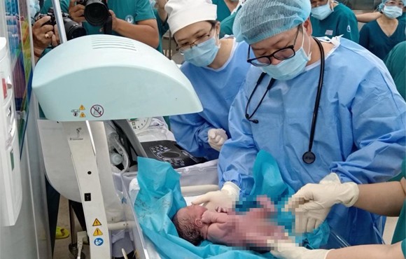 Đây là bệnh nhi được thông tim bào thai đầu tiên ở Việt Nam. Ảnh: SYT TP 