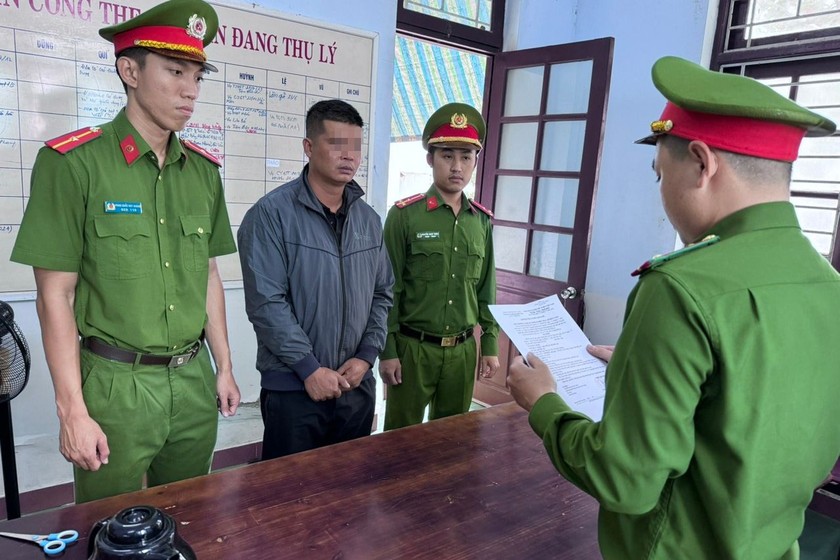 Công an thực hiện lệnh khởi tố đối với tài xế Phương Thanh Tùng.