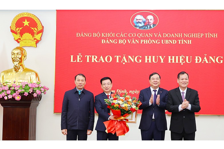 Chủ tịch UBND tỉnh Nam Định nhận huy hiệu 30 năm tuổi Đảng