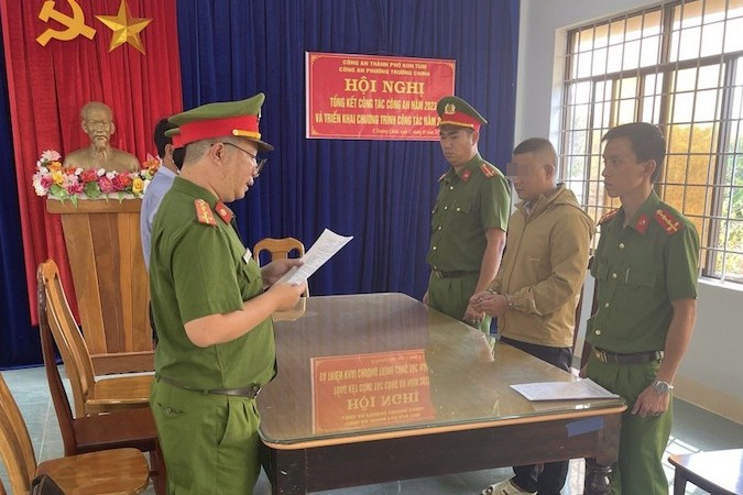 Cơ quan CSĐT đọc lệnh bắt tạm giam đối với Nguyễn Văn Tồn về tội “Lừa đảo chiếm đoạt tài sản”.