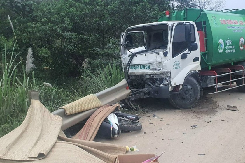 Vụ tai nạn giữa xe ô tô tải và 02 xe mô tô đi ngược chiều trên cao tốc Nội Bài - Lào Cai.