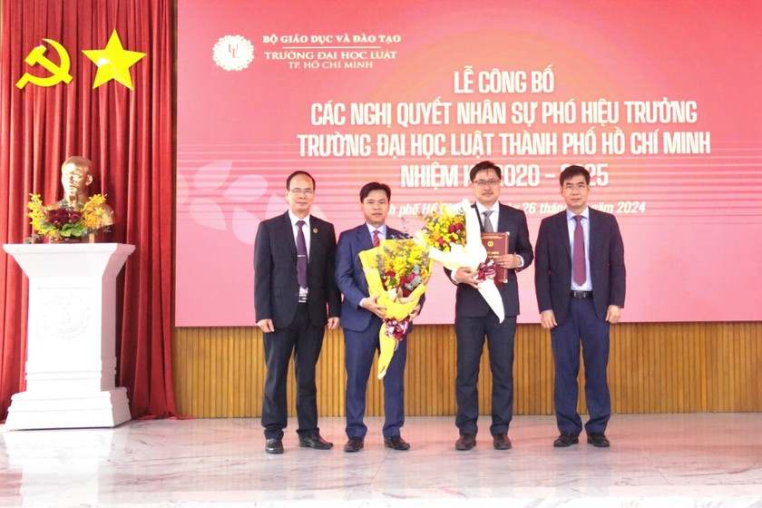Giáo sư, Tiến sĩ Đỗ Văn Đại (đứng thứ 2, bên trái qua) và Phó Giáo sư, Tiến sĩ Trần Việt Dũng (đứng thứ 2, từ bên phải qua) nhận Quyết định bổ nhiệm Phó Hiệu trưởng. 