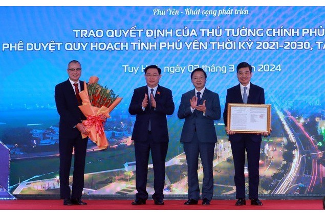 Chủ tịch Quốc hội Vương Đình Huệ và Phó Thủ tướng Trần Hồng Hà chúc mừng tỉnh Phú Yên nhận Quyết định của Thủ tướng Chính phủ phê duyệt quy hoạch tỉnh Phú Yên thời kỳ 2021-2030, tầm nhìn đến năm 2050.