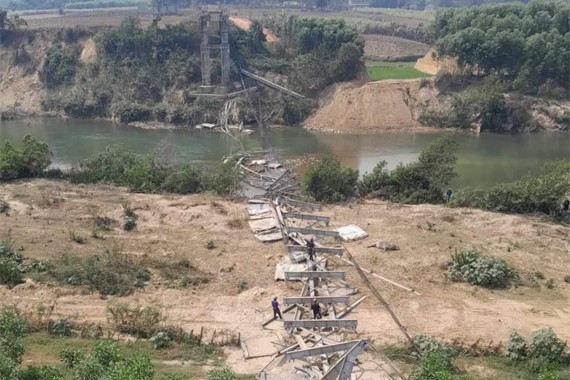Hiện trường cầu treo bị sập xuống sông Hiếu.