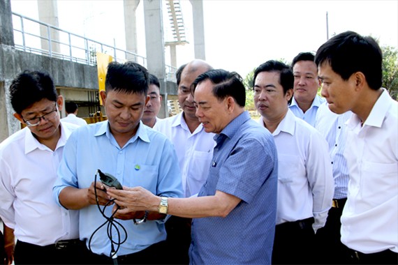 Chủ tịch UBND tỉnh Bến Tre kiểm tra độ mặn tại khu vực cống Sa Kê. (Ảnh: Trương Hùng)