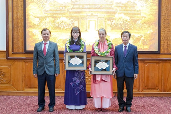Lãnh đạo tỉnh Thừa Thiên Huế trao tặng danh hiệu “Công dân danh dự tỉnh Thừa Thiên Huế” cho bà Andrea Teufel và bà Kazuyo Watanabe.
