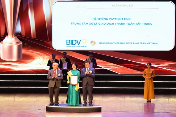 Đại diện BIDV nhận giải Top 10 - Hệ thống Payment Hub