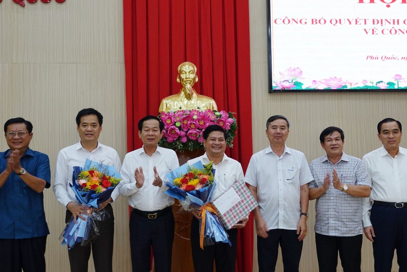 Bí thư Tỉnh ủy Kiên Giang Đỗ Thanh Bình (thứ ba, từ trái sang) tặng hoa chúc mừng ông Lê Quốc Anh và ông Tống Phước Trường.