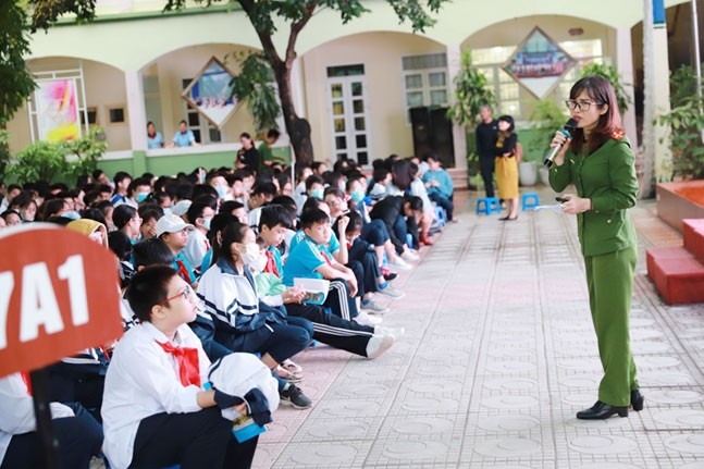 Giảng viên Học viện CSND chia sẻ kinh nghiệm, kỹ năng về phòng chống bạo lực học đường cho học sinh Hà Nội.
