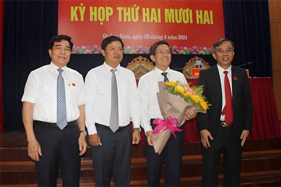 Ông Lương Nguyễn Minh Triết, Bí thư Tỉnh ủy Quảng Nam (thứ 2 từ trái sang) tặng hoa chúc mừng ông Trần Nam Hưng.