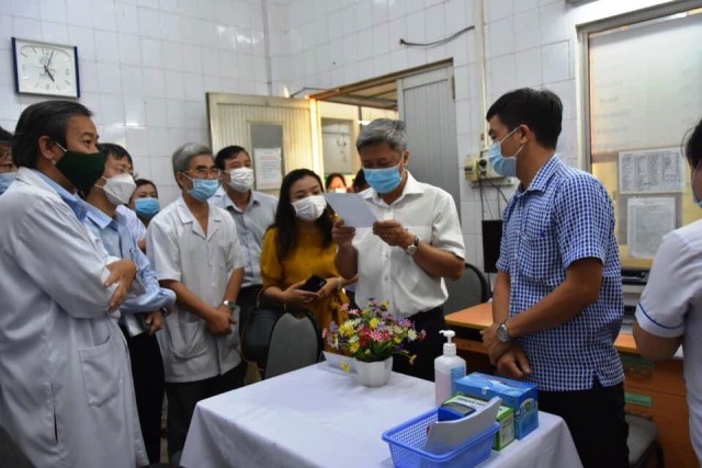 Thứ trưởng Bộ Y tế Nguyễn Trường Sơn kiểm tra công tác chuẩn bị tiêm ngừa Vaccine Covid-19 tại Bệnh viện Bệnh Nhiệt đới TP HCM. Nguồn ảnh: Suckhoecongdong.vn