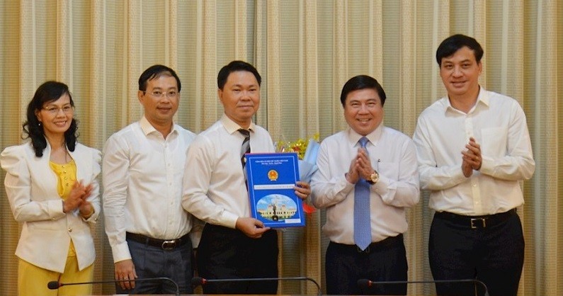 Trao quyết định  bổ nhiệm làm Giám đốc Sở Xây dựng TP HCM cho ông Trần Hoàng Quân (cầm bìa xanh).