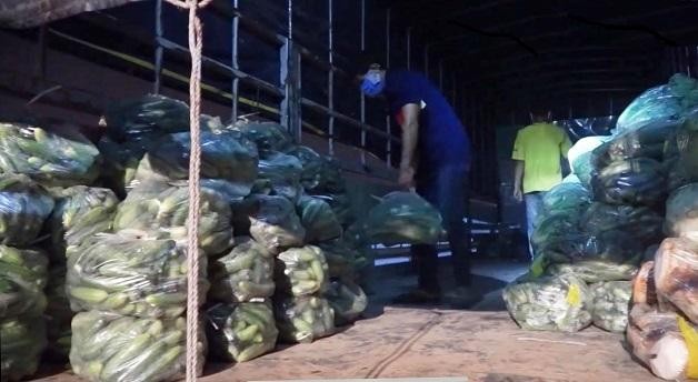 Khoảng 1.500 đến 2.000 tấn nông sản được vận chuyển đến các điểm bán hàng trên địa bàn TP HCM mỗi đêm. 