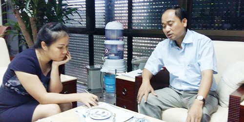 Ông Nguyễn Hồng Long và bà Nguyễn Thị Hồng Vân làm việc với phóng viên.