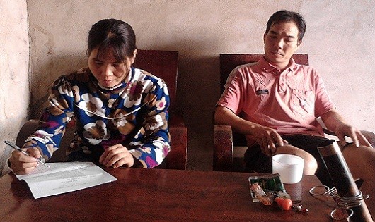 Anh Tùng (bên phải) thất vọng vì gửi đơn đến các cơ quan chức năng tỉnh Phú Thọ nhưng không giải quyết thỏa đáng.