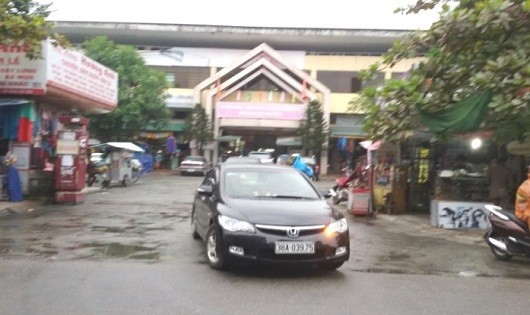 Xe ô tô vào chợ Hà Tĩnh mất phí 20.000 khiến nhiều người dân bức xúc.