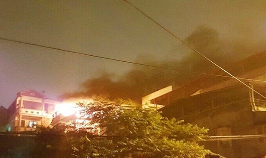 Cháy lớn trong ngõ, nhiều người dân Hà Nội hoảng loạn