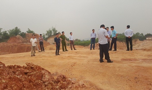Đoàn liên ngành của Sở Tài  nguyên và môi trường tỉnh Quảng Ninh và UBND huyện Hoành Bồ kiểm tra tại Công ty Hưng Long.