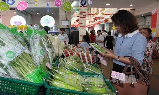 Người tiêu dùng mua sắm hàng Việt tại Co.opmart Đinh Tiên Hoàng TP.Hồ Chí Minh. Ảnh: Thanh Vũ/TTXVN