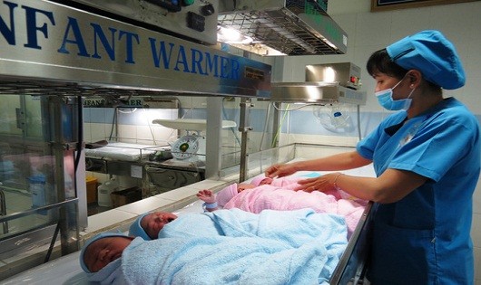 Các em bé được các bác sĩ của bệnh viện chăm sóc.
