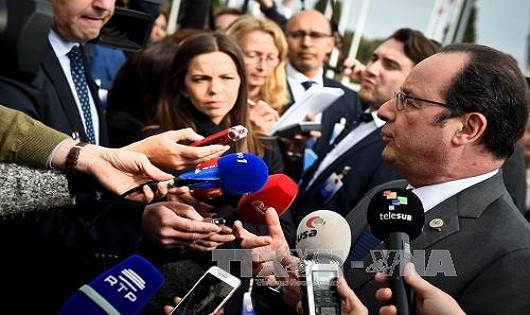 Tổng thống Pháp Hollande trả lời các phóng viên sau khi kết thúc hội nghị thượng đỉnh các nước Nam Âu diễn ra tại Lisbon. Ảnh: AFP/TTXVN