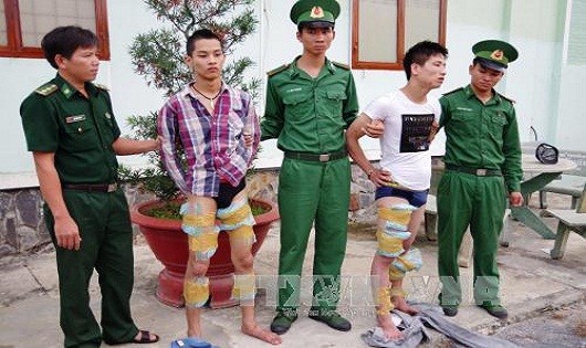 Hai đối tượng Nguyễn Tùng Ánh và Phạm Văn Thuận cùng tang vật bị bắt giữ tại Đồn Biên phòng cửa khẩu quốc tế Mộc Bài.