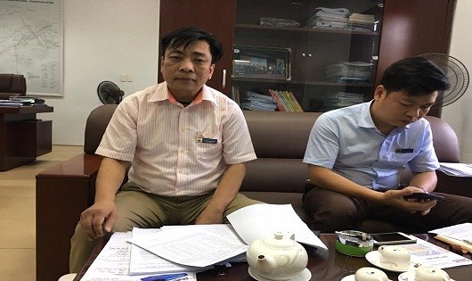 Ông Hoàng Văn Thắng - Phó TGĐ Công ty nước sạch Hà Đông (bên trái) và cán bộ Công ty làm việc với PV Báo PLVN.