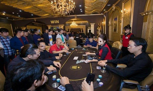 Các "vận động viên" đang "sát phạt" với nhau bằng môn bài Poker tại CLB Bridge & Poker WIN. Ảnh: FbCLB.