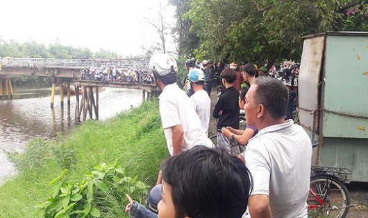 Nhiều người dân tò mò, tụ tập xung quanh cầu Vĩnh Điện.