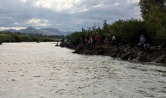 Sông Ba đoạn chạy qua thôn Hưng Phú 1, xã Ia Rsiơm nơi các em học sinh bị đuối nước.