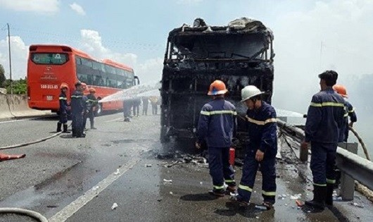 Lực lượng chức năng tỉnh Tiền Giang tiến hành chữa cháy, dập tắt ngọn lửa bùng phát từ chiếc xe.