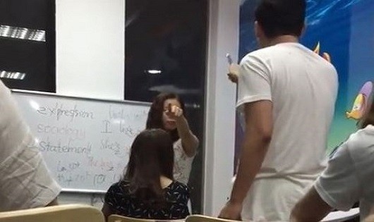 Cô giáo tiếng Anh chửi học viên là "mặt người óc lợn". (Ảnh cắt từ Clip).