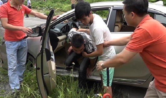 Hung thủ Vũ Viết Tuân (áo trắng) thực nghiệm hiện trường vụ giết tài xế taxi bỏ thi thể ven đường (ảnh: CA tỉnh Hải Dương).