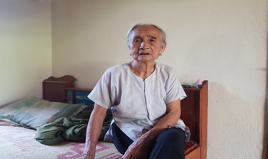 Bà mẹ Việt Nam anh hùng Nguyễn Thị Tý (96 tuổi, ngụ xã Quang Thiện, huyện Kim Sơn, tỉnh Ninh Bình) tiếc thương trước sự ra đi của Chủ tịch nước Trần Đại Quang.