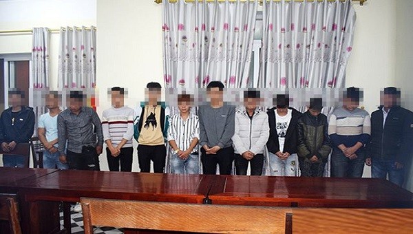 Các đối tượng bị công an huyện Cẩm Xuyên tạm giữ.