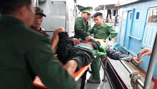 Các nạn nhân được lực lượng biên phòng đưa đi cấp cứu. (Ảnh: biên phòng Nghệ An).