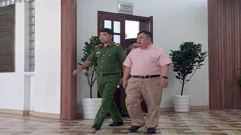 Ông Nguyễn Minh Khải (áo hồng) trong lần cơ quan điều tra khám xét nơi làm việc vào tháng 11/2020. (nguồn: Internet).