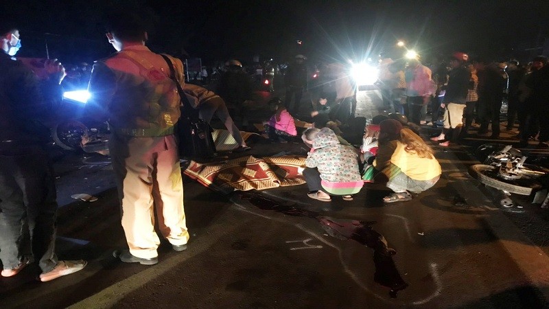 Hiện trường vụ tai nạn giao thông tại huyện Chư Pưh, tỉnh Gia Lai làm 4 người chết và 1 người bị thương vào tối mùng 3 Tết (14/2).