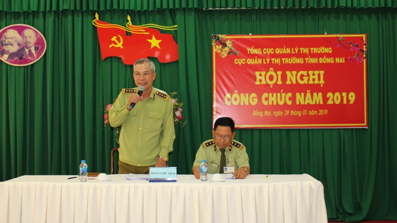 Ông Võ Văn Tỉnh - Quyền Cục trưởng Cục Quản lý thị trường tỉnh Đồng Nai (bên trái). Ảnh: Báo Đồng Nai