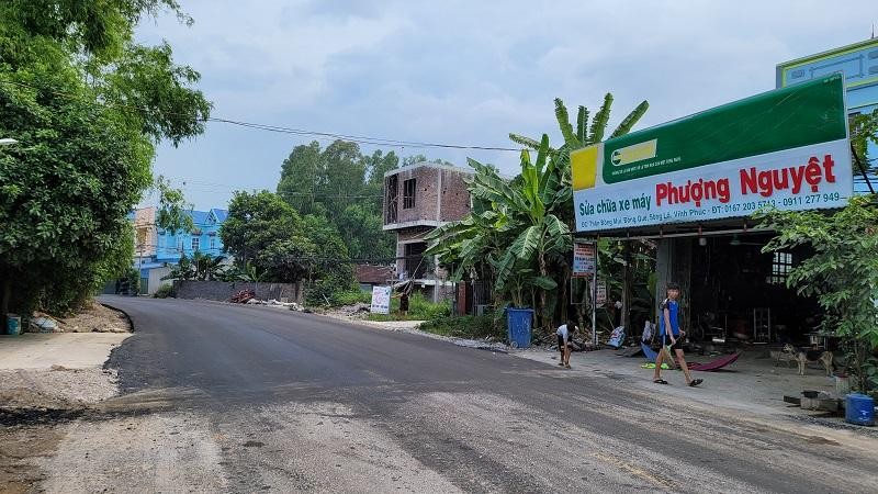 Tuyến đường tỉnh ĐT.307 từ trung tâm thị trấn Lập Thạch (tỉnh Vĩnh Phúc) đi tỉnh Tuyên Quang mới thi công xong đã hỏng phải đào lên làm lại.