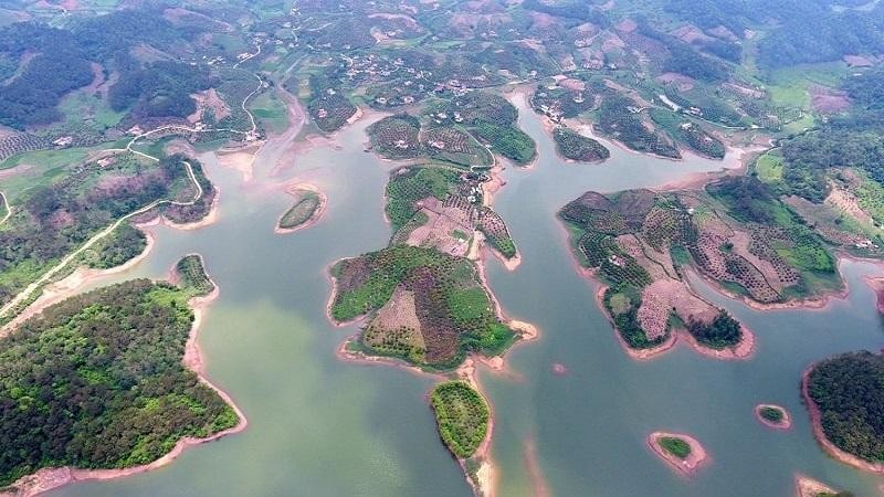Hồ Khuôn Thần thuộc xã Kiên Lao, huyện Lục Ngạn, nằm cách TP. Bắc Giang hơn 40 km về hướng Đông Bắc. (nguồn: Internet).