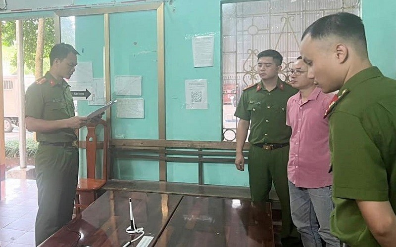 Cơ quan CSĐT đọc lệnh bắt giữ Mạc Văn Thành (Ảnh: Fanpage Công an Hàm Yên).