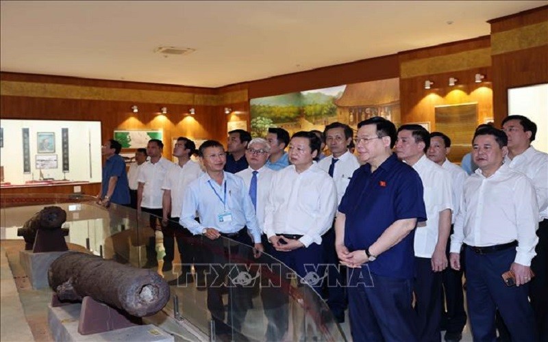 Chủ tịch Quốc hội Vương Đình Huệ tham quan Bảo tàng Quang Trung tại Khu Di tích lịch sử Quốc gia đặc biệt Đền thờ Tây Sơn Tam Kiệt ở thị trấn Phú Phong, huyện Tây Sơn. Ảnh: Nhan Sáng/TTXVN.