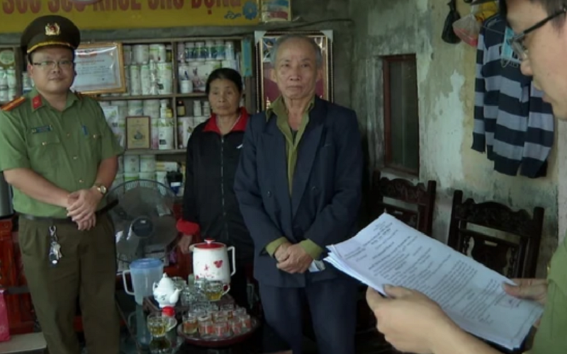 Cơ quan ANĐT Công an tỉnh Thái Bình đọc lệnh bắt tạm giam đối với Phạm Văn Yên.
